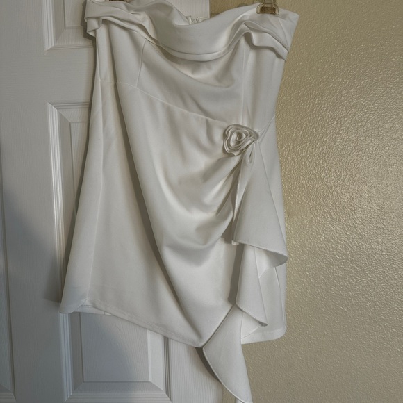 White mini dress with rose detail - Picture 1 of 4